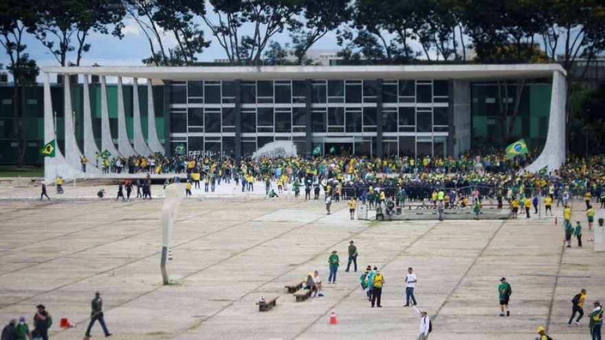 Đám đông người biểu tình tràn vào dinh tổng thống Brazil